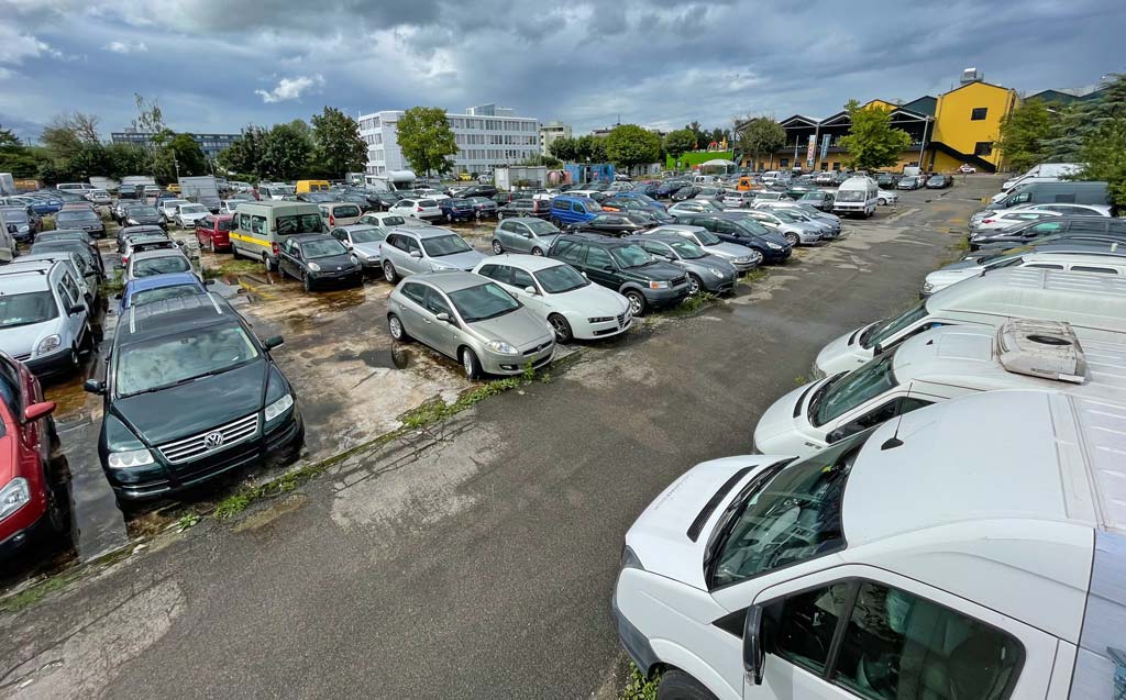 Parkplatz Auto Itani Volketswil Autoankauf Verkauf